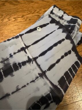 Lululemon Tie-Dye Leggings in Light Gray and Black